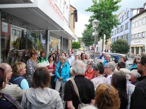 Innenstadtspaziergang am 10.08.2016: Autorin Jutta Bissinger führte zu ausgewählten Traditionsgeschäften und las dort aus ihrem Buch „Läden & Leute“. Foto: Stadt Offenburg