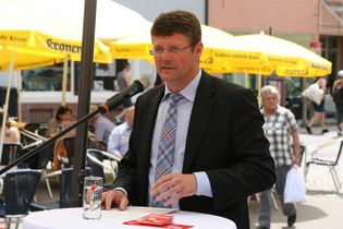 Baubürgermeister Oliver Martini setzte am 23.05.2017 den Startschuss für die Neugestaltung des Lindenplatzes. Foto: Christoph Lötsch