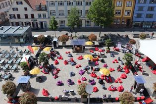 Ein Paradies für Bücherwürmer - StadtLesen auf dem Marktplatz. Quelle: Stadt Offenburg