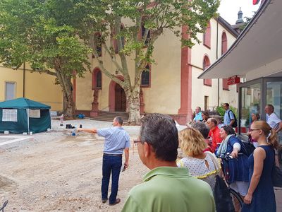 Aufmerksam lauschte die Gruppe den Ausführungen zur Planung und Gestaltung des Klosterplatzes. Quelle: Stadt Offenburg