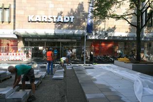 Die Pflasterer am Werk: Schritt für Schritt erhält der Lindenplatz ein neues Gesicht. Foto: Stadt Offenburg