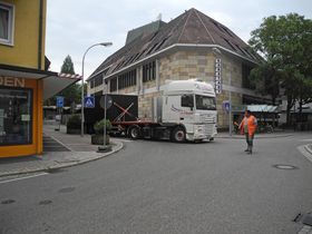 Der Transporter mit dem Technikschacht biegt zunächst Richtung Lindenplatz ab... Quelle: Stadt Offenburg