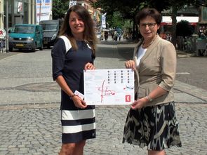 Ute Dahmen (links) und OB Edith Schreiner freuen sich darauf, Kunst in die Innenstadt zu bringen. Foto: Stadt Offenburg 