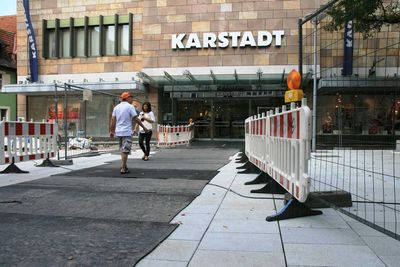 Der Zugang zu Karstadt verläuft aktuell quer über die neue Platzmitte aus großformatigen Granitsteinen. Foto: Stadt Offenburg