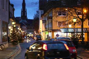 Neue Weihnachtsbeleuchtung mit Herrnhuter Sternen in der Lange Straße. Foto: Stadt Offenburg 