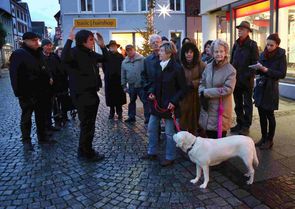 Innenstadtspaziergang am 11.12.2014: Stadtmarketing-Chef Stefan Schürlein stellt die neue Weihnachtsbeleuchtung vor. Foto: Ulrich Marx