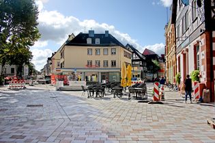 Die Zufahrt über den neu gestalteten Klosterplatz zur Klosterstraße ist wieder frei. Foto: Offenburger Tageblatt/Bettina Kühne