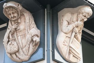 Veef und Andres, die Figuren der Althistorischen Narrenzunft Offenburg, am Drei-Könige-Bau in der Metzgerstraße. Foto: Stadt Offenburg / Lötsch