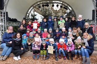 Lauter erste Preise: die Kinder vom Haus der Sonnenkinder, der Kinderbrücke und der Kinderinsel im weihnachtlich geschmückten Vinzentiusgarten. Foto: Gertrude Siefke