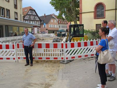 Bernhard Mußler (Stadt Offenburg) begrüßte die rund 20 Teilnehmenden des Baustellenspaziergangs und gab eine kurze Einführung zur Neugestaltung der Östlichen Innenstadt. Quelle: Stadt Offenburg