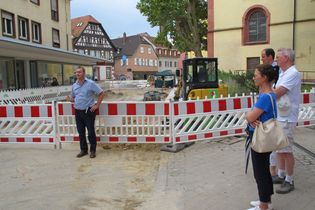 Bernhard Mußler (Stadt Offenburg) begrüßte die rund 20 Teilnehmenden des Baustellenspaziergangs und gab eine kurze Einführung zur Neugestaltung der Östlichen Innenstadt. Quelle: Stadt Offenburg
