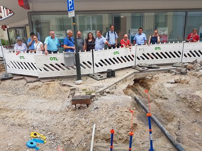 Auch einen Blick auf die Untergrundarbeiten - wie hier die Erneuerung der Hausanschlüsse - konnten die Teilnehmenden werfen. Quelle: Stadt Offenburg